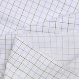 Popeline polycoton tissée-teinte pointillé noir et bleu fond blanc