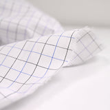 Popeline polycoton tissée-teinte pointillé noir et bleu fond blanc