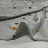 Soft Jersey Pea impresa y estrellas de fondo gris