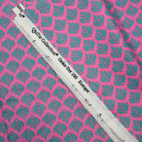 Popeline enduite imprimée végétal turquoise fond rose