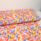 Coton imprimé Martina fleurs fantaisie pêche et camel au mètre