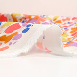 Coton imprimé Martina fleurs fantaisie pêche et camel au mètre