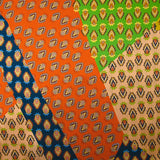 Satén de seda estampado paisley patchwork naranja, mostaza y azul