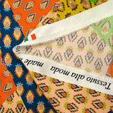 Satén de seda estampado paisley patchwork naranja, mostaza y azul
