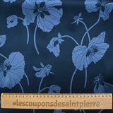 Satén de seda con estampado de amapolas azul pizarra, fondo marino