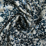 Satin de soie imprimé fleurs à l'encre fond gris perle