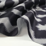 Satin de polyester imprimé fauve fond gris