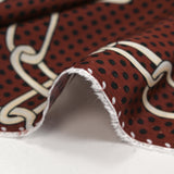 Satin de viscose imprimé chaînes et pois fond bordeaux