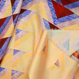 Satin polyester imprimé triangle fond doré
