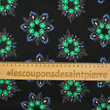 Satin polyester imprimé fleurs vertes fond noir