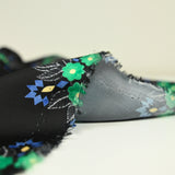 Satin polyester imprimé fleurs vertes fond noir