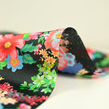 Satin polyester imprimé champs de fleurs fond noir