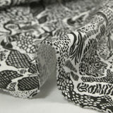 Jersey de coton imprimé jungle dangereuse fond blanc