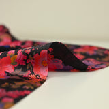 Satin polyester fin imprimé fleurs rose fond noir