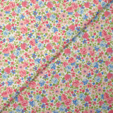 Piqué de coton imprimé les fleurs de Sarah bleu et fraise fond blanc