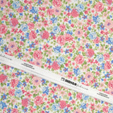 Piqué de coton imprimé les fleurs de Sarah bleu et fraise fond blanc