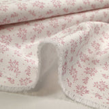 Piqué de coton imprimé brindille dans le vent vieux rose fond blanc