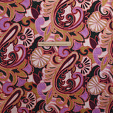 Satin de viscose imprimé l'art en cachemire fond rose poudré