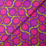 Crêpe satin de polyester imprimé rond rétro fond violet