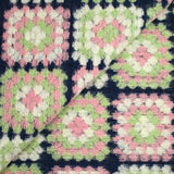 Laine mélangée fantaisie Granny Square rose et vert pastel fond marine