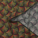 Viscosa estampada pavo real sobre fondo negro punteado rojo, amarillo y verde
