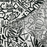 Viscosa estampada con graffitis negros sobre fondo blanco