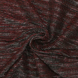 Malla fina de Lurex plisada en rojo y plata, fondo negro.