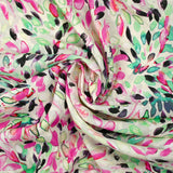 Viscose imprimée encre de feuilles turquoise et rose fond blanc