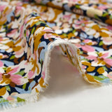 Viscosa estampada con flores de Ornella mostaza, rosa y celeste.