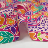 Coton imprimé amour de girafes fond fuchsia