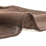 Maille de laine fine irisée dorée fond marron
