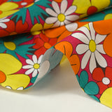 Algodón con estampado de flores disco en rojo, naranja y turquesa
