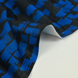 Maille crêpe imprimée peinture bleu fond noir
