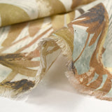 Voile de polycoton imprimé frise et palmiers vert et marron fond écru