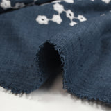 Twill de polyester brodé marguerite fond marine