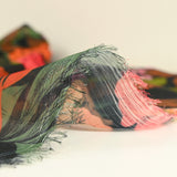 Mousseline crinkle imprimée grande fleur rouge, orange et violet fond noir
