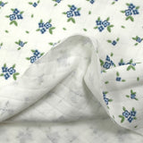Jersey de coton matelassé imprimé fleurettes bleu fond blanc