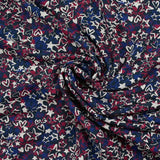 Jersey de viscosa con estampado graffiti índigo y frambuesa, fondo azul medianoche