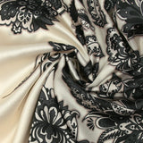 Satin polyester imprimé cachemire en frise anthracite fond écru