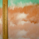 Satin polyester imprimé brume vert d'eau, orange brûlé et champagne