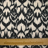 Satén de poliéster estampado ikat negro con fondo crudo
