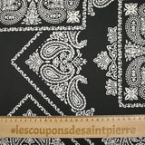 Satin polyester imprimé bandana grège fond noir