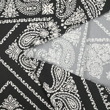 Satin polyester imprimé bandana grège fond noir
