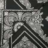 Satin polyester imprimé bandana grège fond noir