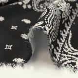 Satin polyester imprimé bandana grège fond noir