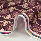 Satin polyester imprimé frise et baroque fond prune