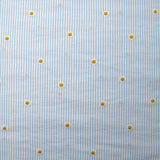 Coton tissé teint brodé marguerite fond rayé blanc et bleu ciel