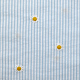 Coton tissé teint brodé marguerite fond rayé blanc et bleu ciel