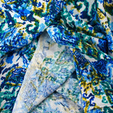 Viscose imprimée vibration d'Orient bleu et vert fond blanc
