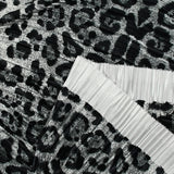 Maille plissée imprimée léopard fond noir et gris
